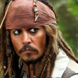 Johnny Depp visita a niños en un hospital de niños con cáncer vestido como Jack Sparrow