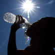 Salud Pública recomienda consumo de abundante agua y vestir ropas claras y ligeras por ola de calor