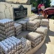 Regalan miles de huevos en Moca ante cierre del mercado binacional