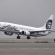 Pasajera de Alaska Airlines abrió 