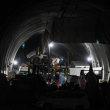 Rescatan al primero de 41 trabajadores atrapados en un túnel en la India por más de 17 días