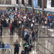 Falla en el sistema de chequeo de Migración provoca cumulo de pasajeros en Las Américas