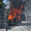 Bomberos controlan carro incendiado en avenida 27 de Febrero