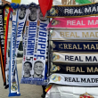 Ya se venden bufandas de Mbappé en los aledaños del Santiago Bernabéu