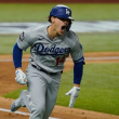 Kike Hernández retorna a los Dodgers por un año
