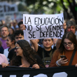 Estudiantes marchan contra el recorte de fondos en universidades argentinas
