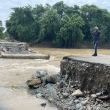 Residentes piden intervención ante desplome del puente entre Bayacanes y La Vega tras lluvias