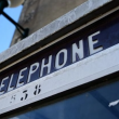 Francia evalúa posibilidad de regresar al pasado, colocaría en 2025 cabinas telefónicas en calles