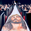 Massiel Taveras sorprende en Cannes luciendo un vestido con un retrato del rostro de Cristo