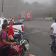 Incendio afecta mueblería en La Romana y pone en riesgo estación de combustible