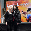 Cyndi Lauper plasma sus huellas en el Paseo de la Fama de Hollywood acompañada de Cher