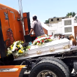 En una patana y a ritmo de bachata, trasladan restos de Richard Estrella Arias al cementerio