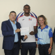 Ministerio de Deportes entrega incentivo al boxeador Cristian Pinales
