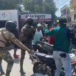 Hombre forcejea con militares del Ejército para evitar detención en Dajabón