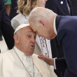 Presidente Joe Biden apoya su frente sobre la del papa al encontrase en la cumbre del G7 en Italia