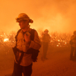 Vientos avivan los incendios forestales activos en el sur de California