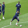 Mbappé entrena con una máscara antes del partido entre Francia y Países Bajos