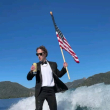 Con cerveza en mano y surfeando, así celebró Mark Zuckerberg la independencia de EEUU