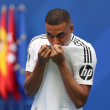 Mbappé desata locura en su presentación en el Bernabéu: besos al escudo y un “¡Hala Madrid!”