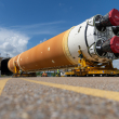 Cohete de la NASA que se usará en primera misión tripulada a la Luna sale de la fábrica