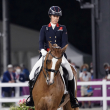 Captan a campeona olímpica de ecuestre Charlotte Dujardin dando latigazos a un caballo