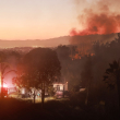 Miles de personas son evacuadas en California debido a incendio fuera de control