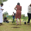 Familias siembran robles en honor a los padres fenecidos