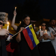 Venezolanos encienden velas y oran por su país