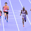 Alexander Ogando en las semifinales de 200 metros junto a Noah Lyles y Kenneth Bednarek