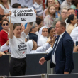 Dos mujeres irrumpen en audiencia del papa y protestan contra las corridas de toros