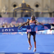 Sifan Hassan se corona en el maratón femenino y logra tercera medalla de fondo en París