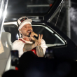 J Balvin se inspira para seguir su carrera en su primer carro: un Volkswagen Gol rojo