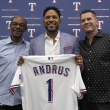 Elvis Andrus firma contrato simbólico para retirarse con los Rangers