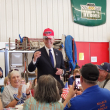 Joe Biden se pone brevemente una gorra de Trump en gesto de unidad entre los dos partidos