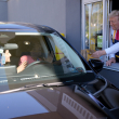 Donald Trump cocina papas fritas en un McDonald's y se vuelve viral