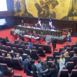 Uso de celulares, diálogos y toma de fotos, distracciones de los asambleístas durante lectura de la Constitución