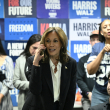 Kamala Harris aparece por sorpresa en la sede demócrata para llamar por teléfono a votantes