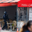 Un hombre que amenaza suicidarse mantiene rehenes en un restaurante cerca de París