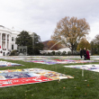 Biden exhibe en la Casa Blanca el manto conmemorativo por el Día Mundial de la Lucha contra el sida