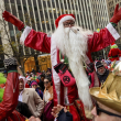 Miles de Papá Noel y algunos Grinch salen a las calles de Nueva York para el recorrido SantaCon