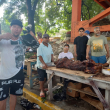 Gran cantidad de personas acudió a comprar cerdo asado en diferentes puntos de venta en Santiago