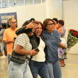 Lágrimas, abrazos y besos en aeropuerto por reencuentros