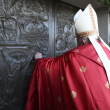 El papa abrió la Puerta Santa en una cárcel de Roma y llamó a no perder la esperanza