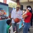 Bad Bunny entrega juguetes a niños en barrios de Puerto Rico por el Día de Reyes