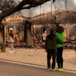 Residentes en Los Ángeles ignoran órdenes de evacuación con la esperanza de salvar sus hogares