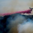 Polvo rosa, el retardante que ayuda a combatir los incendios en California