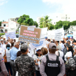 Maestros pensionados protestan frente a Educación por aumento de seguro de sobrevivencia