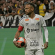 Neymar y otras figuras de Brasil piden jugar solo en césped natural