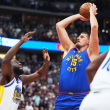 Nuggets dominan a Warriors carentes de Curry por 129-104; Jokic roza el triple-doble
