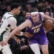 Doncic anota 41 puntos, Reaves suma 25 y Lakers aplastan 119-95 a Bucks